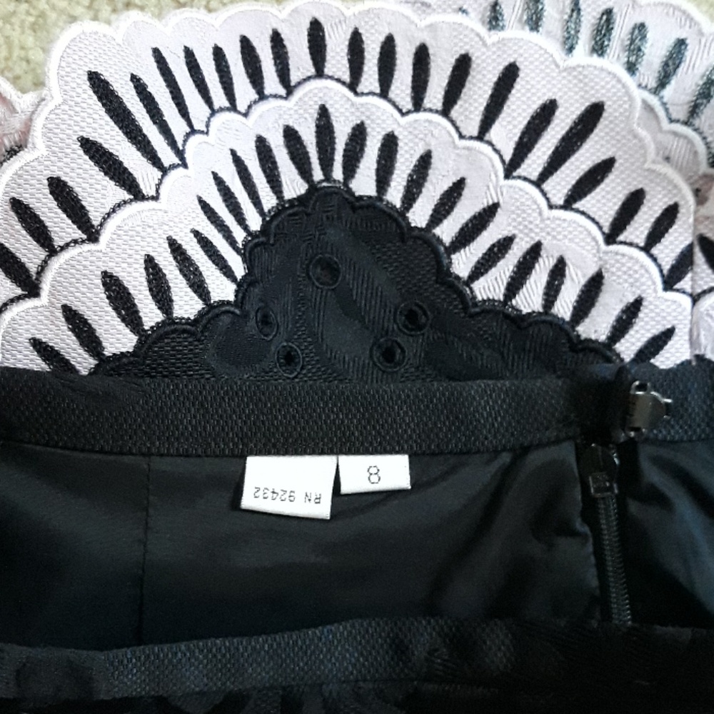 Really cute skirt with light pink trim - Picture 2 of 4